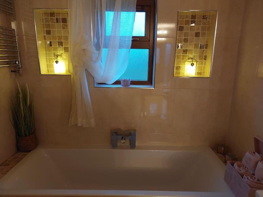 Luxurious Log Cabin With Lay-Z Spa Hot Tub Villa Ballina  Luaran gambar